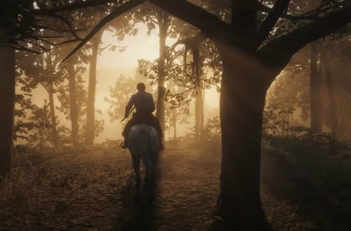 Arthur Morgan on a gray horse in the forest. He rides through a dark forest towards golden sunlight, holding a bow in his left hand and the reins in his right.